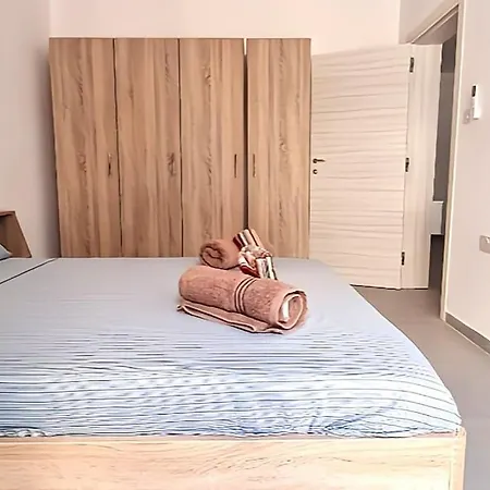 Lily 6 - Sleep Six, Near The Bay شقة