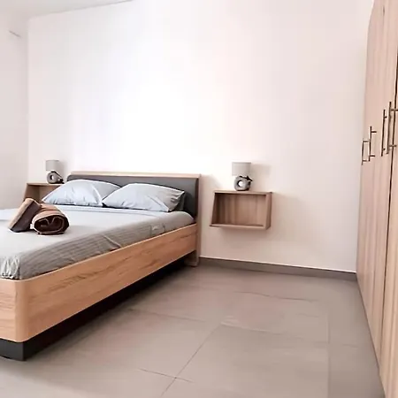 Lily 6 - Sleep Six, Near The Bay شقة